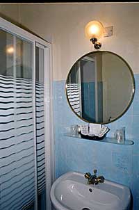 Chambre n° 01 - Hôtel du Fiacre Carpentras - douche balnéo