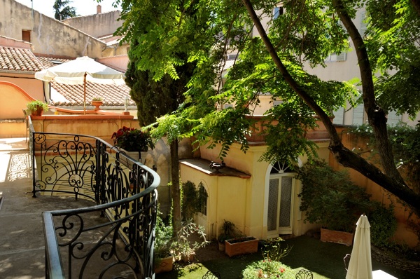 PATIO VUE BALCON HOTEL DU FIACRE