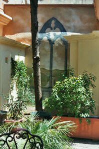 Trompe l'oeil dans le patio de l'h�tel du Fiacre � Carpentras